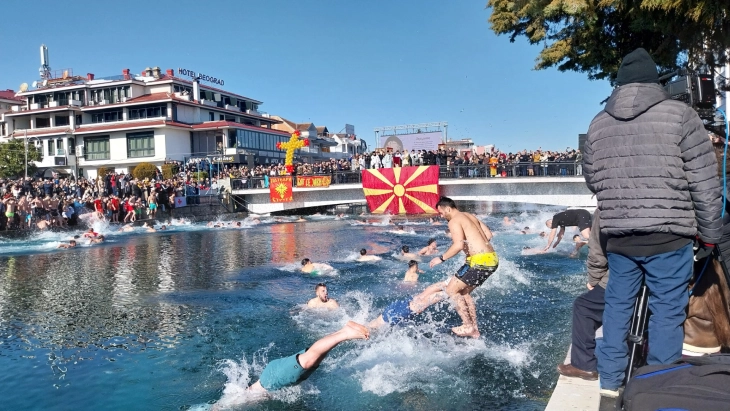 Томче Голабоски го фати светиот крст во водите на Црн Дрим во Струга