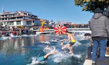 Томче Голабоски го фати светиот крст во водите на Црн Дрим во Струга