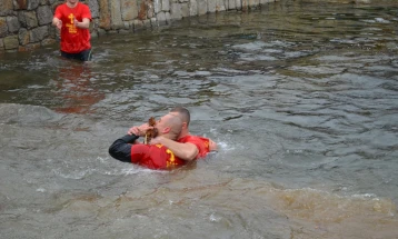 Горан Зашов во Кочани и Ангел Ангелов во Виница го фатија богојавленскиот крст во Кочанска и Градечка Река