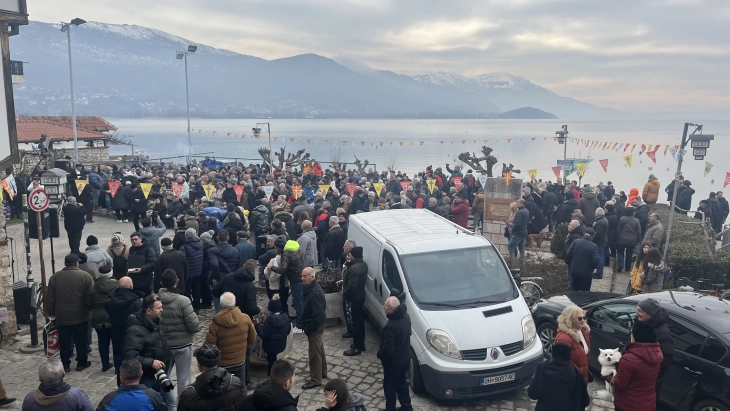 Охриѓани доследни на традицијата, со музика, топла ракија, плашици одбележан Денот на рибарите