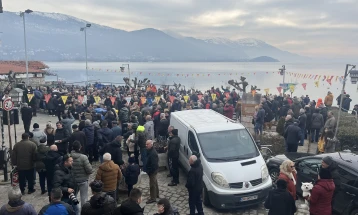 Охриѓани доследни на традицијата, со музика, топла ракија, плашици одбележан Денот на рибарите