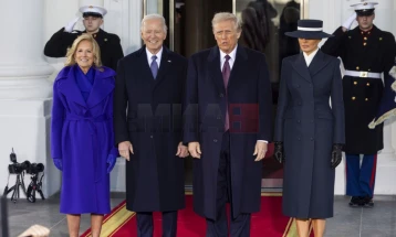 Donald dhe Melania Trampi mbërrijnë në Shtëpinë e Bardhë