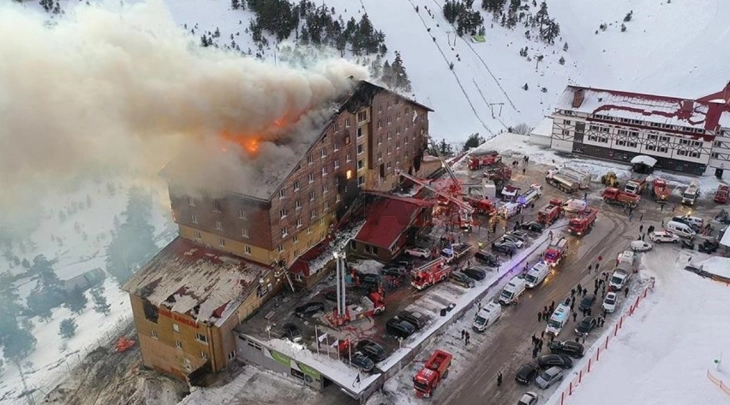 Të paktën 66 të vdekur si pasojë e zjarrit në një hotel në resortin e skive në Turqi