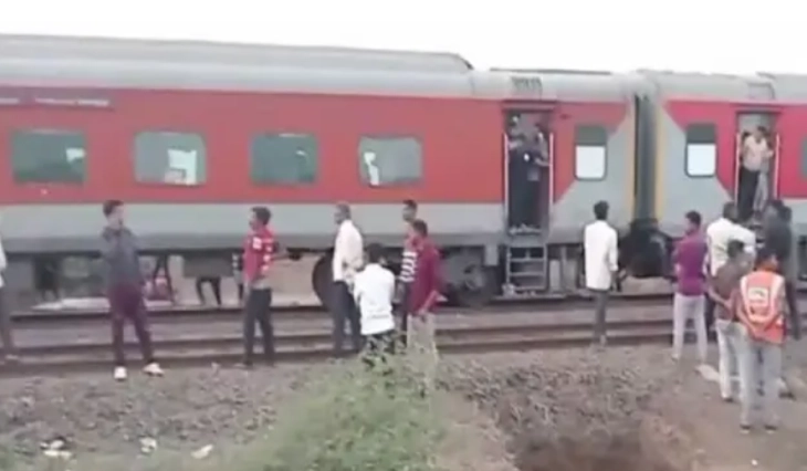 Në Indi e humbën jetën 11 persona pasi që u përplasën nga treni