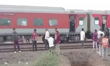 Në Indi e humbën jetën 11 persona pasi që u përplasën nga treni