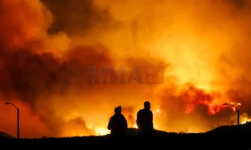 Нов пожар во Лос Анџелес: „Хјуз“ предизвика евакуација на 50.000 луѓе