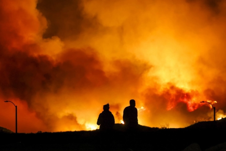 Wildfire north of Los Angeles forces thousands to flee