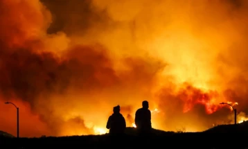 Wildfire north of Los Angeles forces thousands to flee