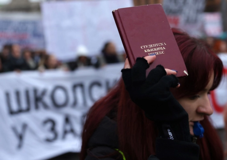 Пред српскиот Парламент голем број полициски возила, блокиран автопатот Нови Сад - Белград