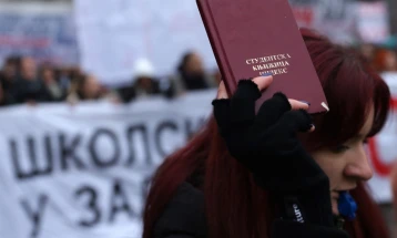 Para Parlamentit serb numër i madh i automjeteve policore, u bllokua autostrada Novi Sad-Beograd