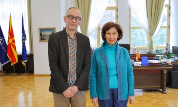 Сиљановска-Давкова го прими Иле Михајловски, одделенски наставник од Свети Николе, финалист за престижната Глобална награда за наставници за 2025 година