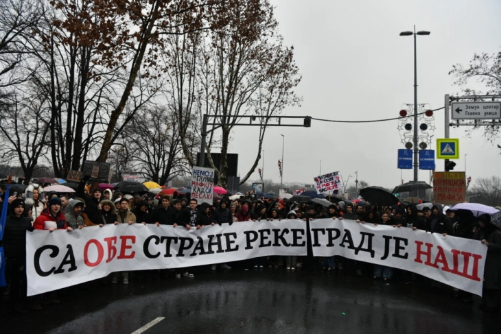 Протестни колони студенти и средношколци низ улиците на Нов Белград, приведени пратеници кои го блокираа автопатот кај Нови Сад