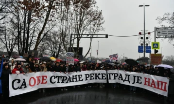 Протестни колони студенти и средношколци низ улиците на Нов Белград, приведени пратеници кои го блокираа автопатот кај Нови Сад