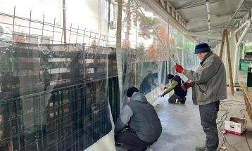 На Градскиот пазар во Велес се поставуваат роло завеси 