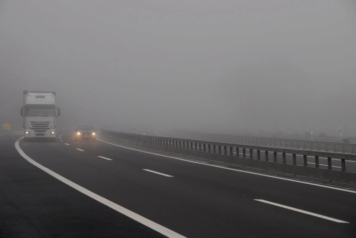 Trafiku zhvillohet në kushte dimri, nëpër vende me rrugë të lagështa, mjegull në shumë akse rrugore