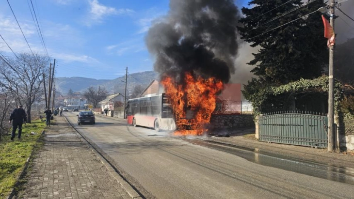 Изгаснат пожарот во автобусот на ЈСП во Сопиште, интервенирано со две возила и осум пожарникари