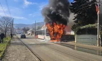 Изгаснат пожарот во автобусот на ЈСП во Сопиште, интервенирано со две возила и осум пожарникари