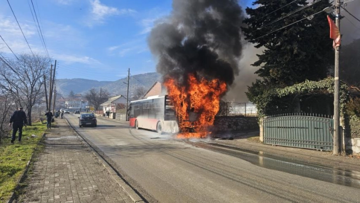 Është shuar zjarri në autobusin e NQP-së në Sopishte, u intervenua me dy automjete dhe tetë zjarrfikës