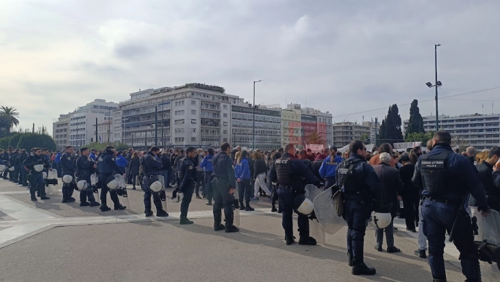 На вчерашните протести во Солун и Атина приведени вкупно 35 лица