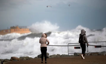 Тројца повредени во бурата Херминио во Шпанија, 13.000 останаа без струја