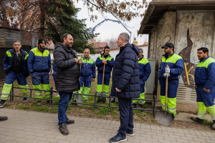 Општина Центар: Град Скопје ги остави улиците во смет, активирани 120 хигиеничари од Општината