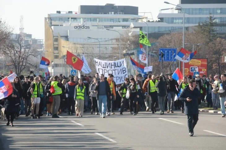 Студентите од Белград тргнаа на протестен марш кон Нови Сад