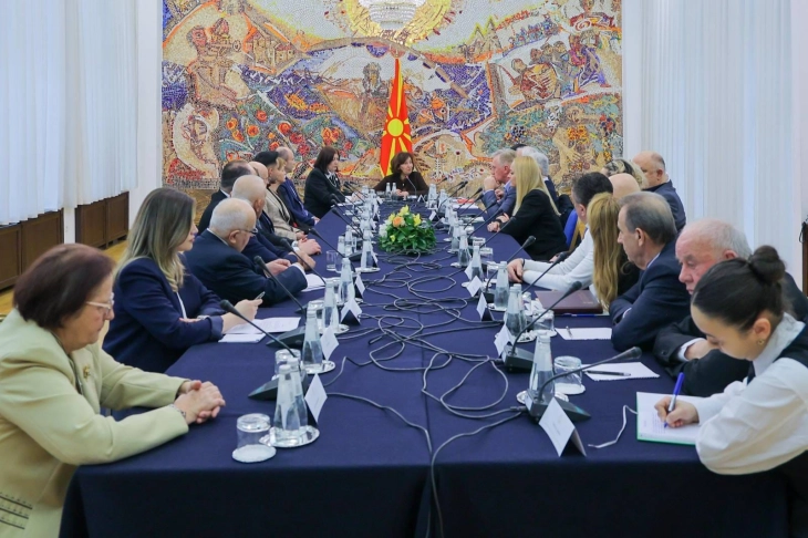 President Siljanovska-Davkova meets current and former members of Pardoning Commission to discuss pardoning law 