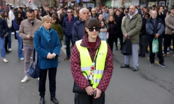 Novi Sad: Një automobil u përplas tek protestuesit dhe qëlloi dy mjeke