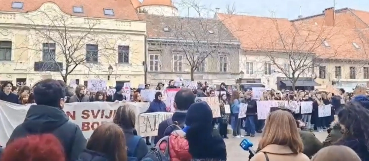 Студентите од три хрватски градови со протестен молк ги поддржаа своите колеги во Србија