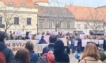 Студентите од три хрватски градови со протестен молк ги поддржаа своите колеги во Србија