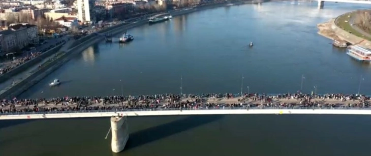 Thousands occupy bridges in Serbian city to protest authorities