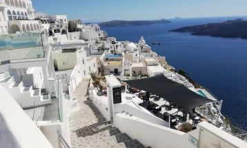 Earthquake puts people on Greek island of Santorini on edge