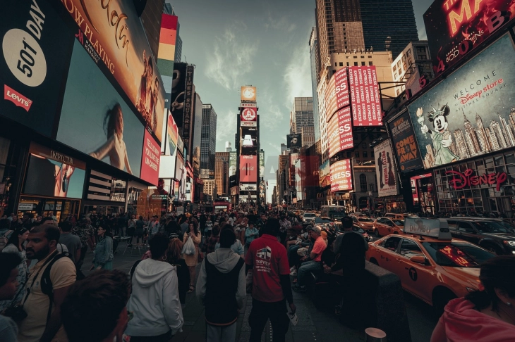 Демонстрантите против планираните депортации на мигранти ја блокираа главната улица во Лос Анџелес