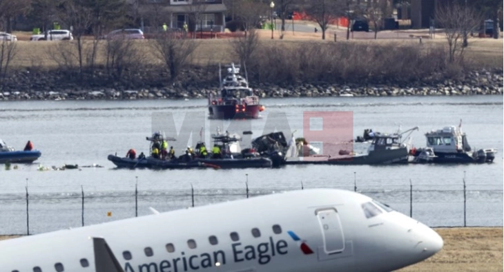 Identifikohen trupat e 55 viktimave nga përplasja e aeroplanit dhe helikopterit ushtarak në Uashington