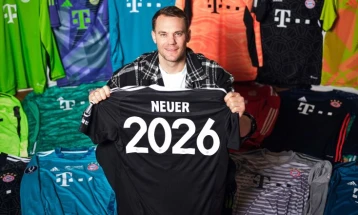 Goalkeeper Neuer extends contract with Bayern until 2026