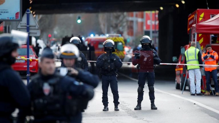 Një burrë sulmoi policë në Paris derisa tentonte të marrë armë