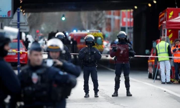 Një burrë sulmoi policë në Paris derisa tentonte të marrë armë