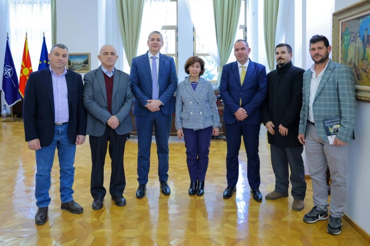 Претседателката Сиљановска Давкова прими делегација на МАЕИ, изразена загриженост за состојбата на македонското малцинство во Албанија