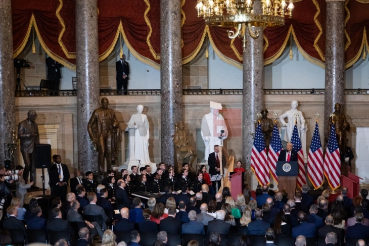 Трамп на молитвениот појадок: Не можете да бидете среќни без религија, вратете го Бог во вашите животи