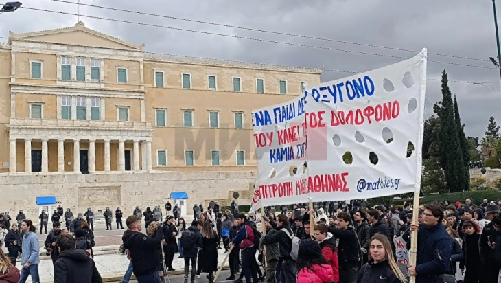 Protesta paqësore dhe masive e nxënësve dhe studentëve në Athinë për shkak të aksidentit të trenit pranë Tempit