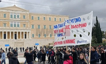 Protesta paqësore dhe masive e nxënësve dhe studentëve në Athinë për shkak të aksidentit të trenit pranë Tempit