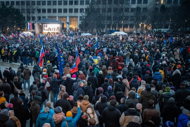 Словаците повторно на протест бараат оставка од Фицо