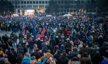 Словаците повторно на протест бараат оставка од Фицо