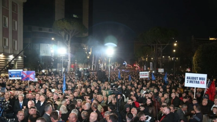 Протест на албанската опозиција пред Владата во Тирана