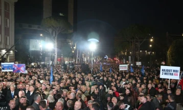 Протест на албанската опозиција пред Владата во Тирана