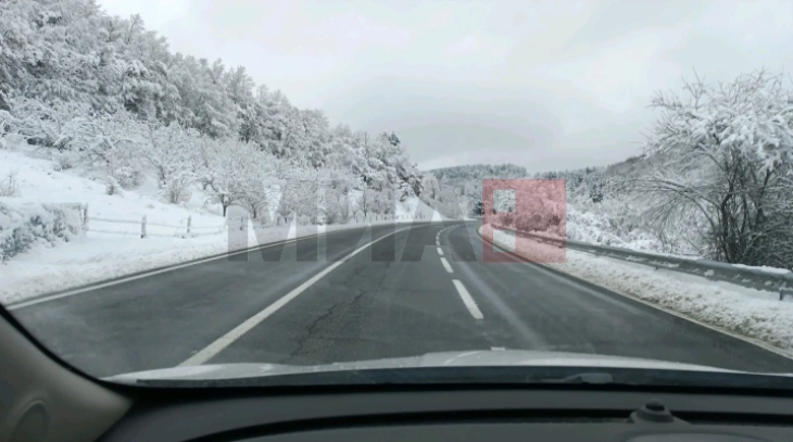 Слаб снег на Попова Шапка и на планинскиот превој Буково, во моментот нема застој во сообраќајот