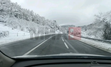 Слаб снег на Попова Шапка и на планинскиот превој Буково, во моментот нема застој во сообраќајот