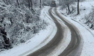 Во Македонска Каменица се чистат патиштата од снег