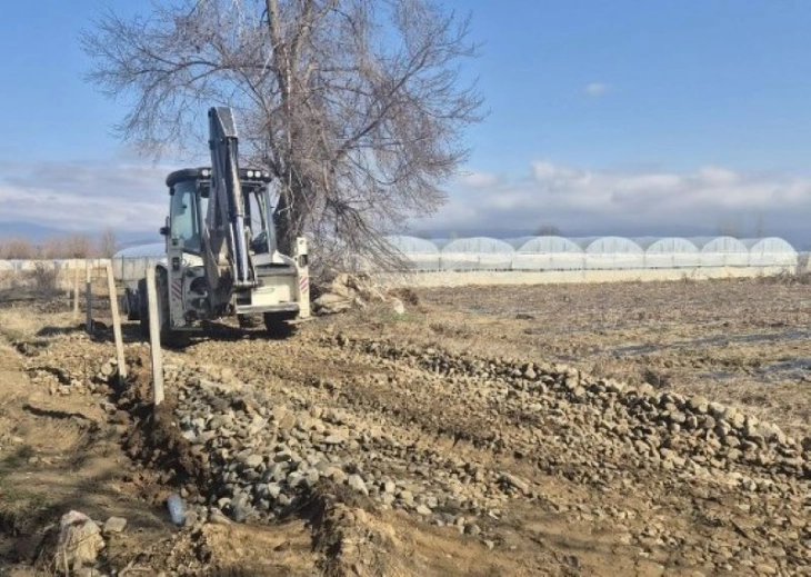 Општина Василево тампонира и насипува полски пат за полесен пристап до нивите