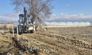 Општина Василево тампонира и насипува полски пат за полесен пристап до нивите